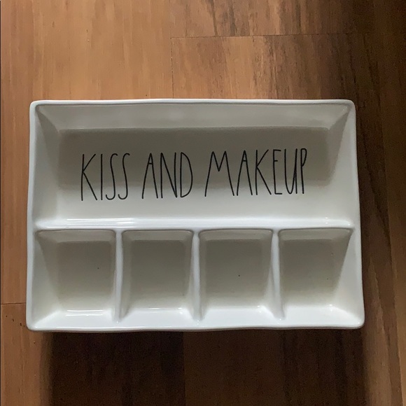 Rae Dunn Other - Rae Dunn kiss and makeup tray